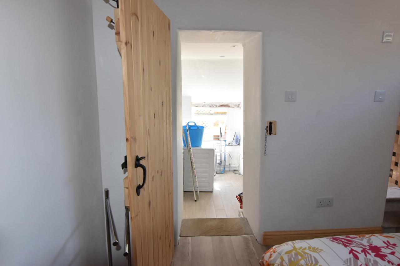 Spacious Cottage In The Village Of Wembury Exterior photo